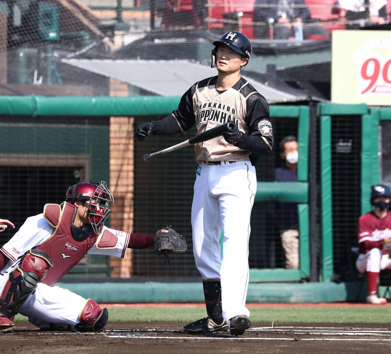 楽天対日本ハム　1回表日本ハム無死、四球を選ぶ西川（撮影・黒川智章）