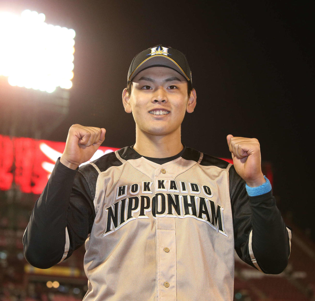楽天対日本ハム　試合後、笑顔でガッツポーズの野村（撮影・黒川智章）