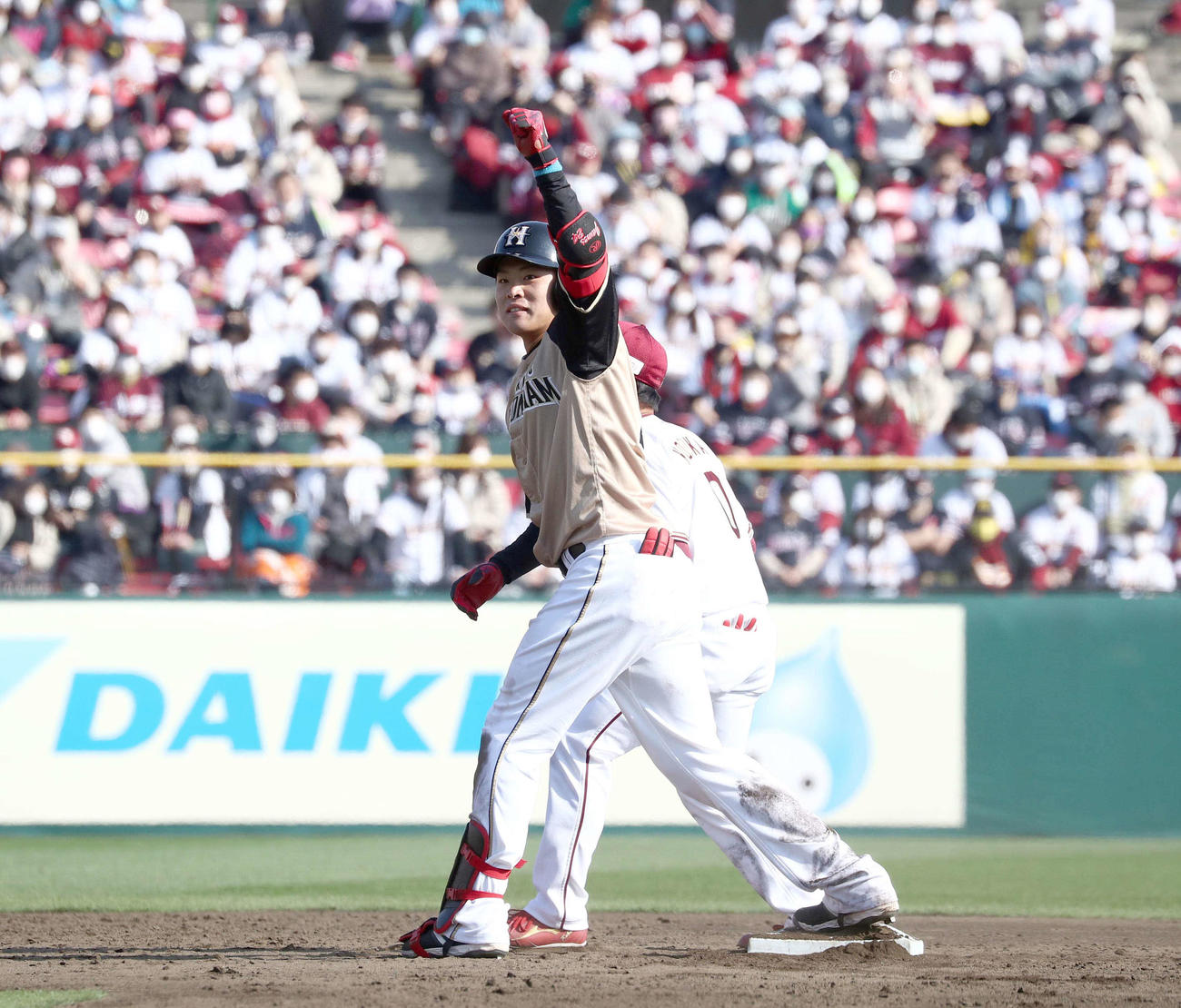 楽天対日本ハム　3回表日本ハム2死満塁、右中間に2点適時二塁打を放ちガッツポーズの野村（撮影・黒川智章）