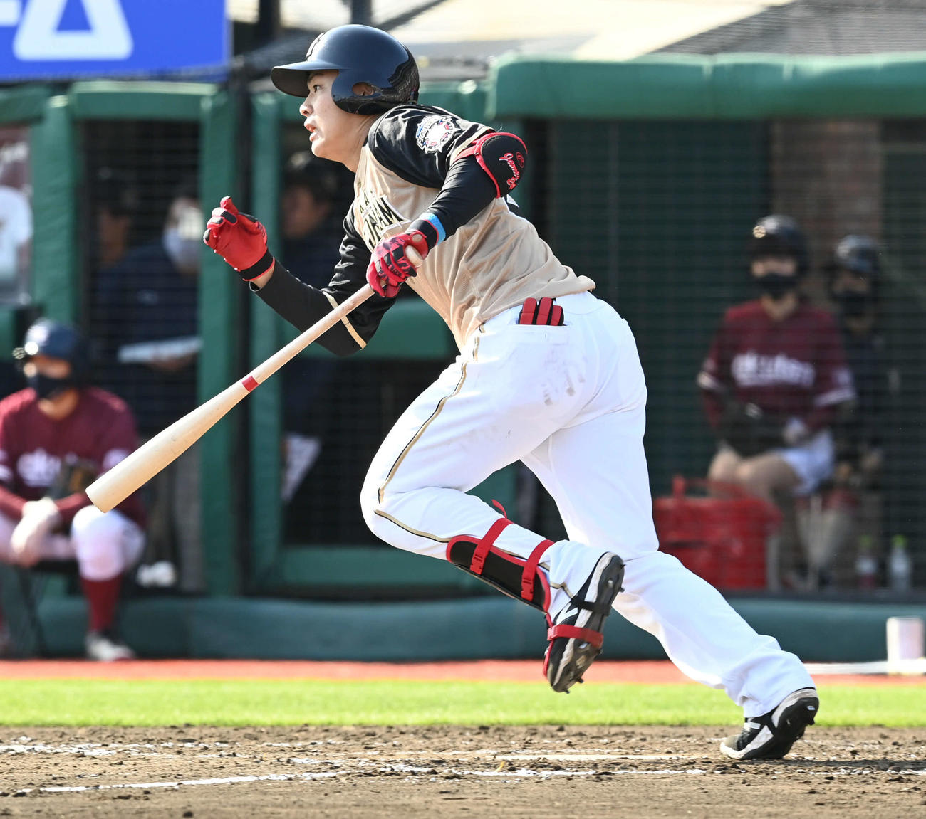 楽天対日本ハム　3回表日本ハム2死満塁、野村は右中間へ2点適時二塁打を放つ（撮影・山崎安昭）