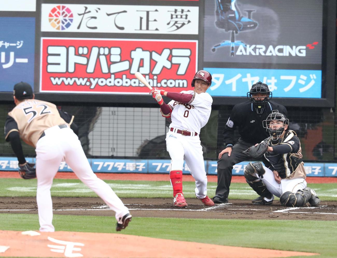 楽天対日本ハム　1回裏楽天1死、右翼線に三塁打を放つ小深田（撮影・黒川智章）