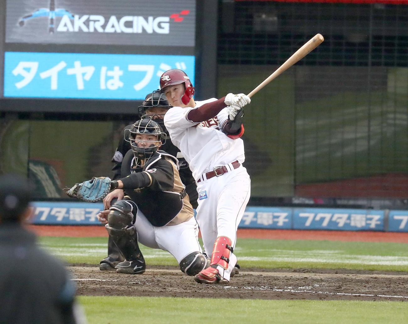 楽天対日本ハム　8回裏楽天1死、右越え本塁打を放つ太田（撮影・黒川智章）