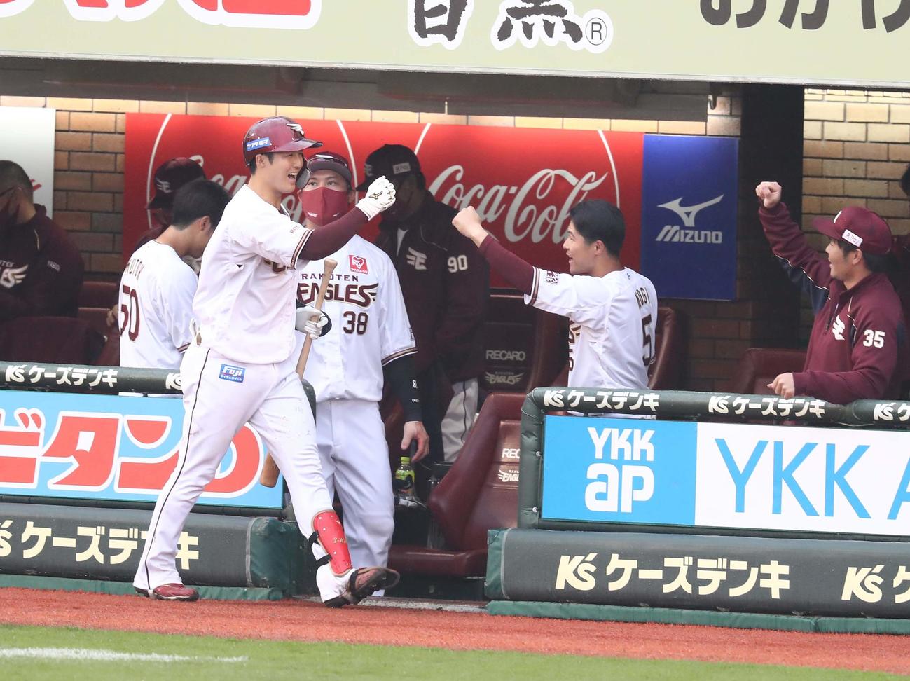 楽天対日本ハム　8回裏、本塁打を放った太田を出迎えるナイン（撮影・黒川智章）