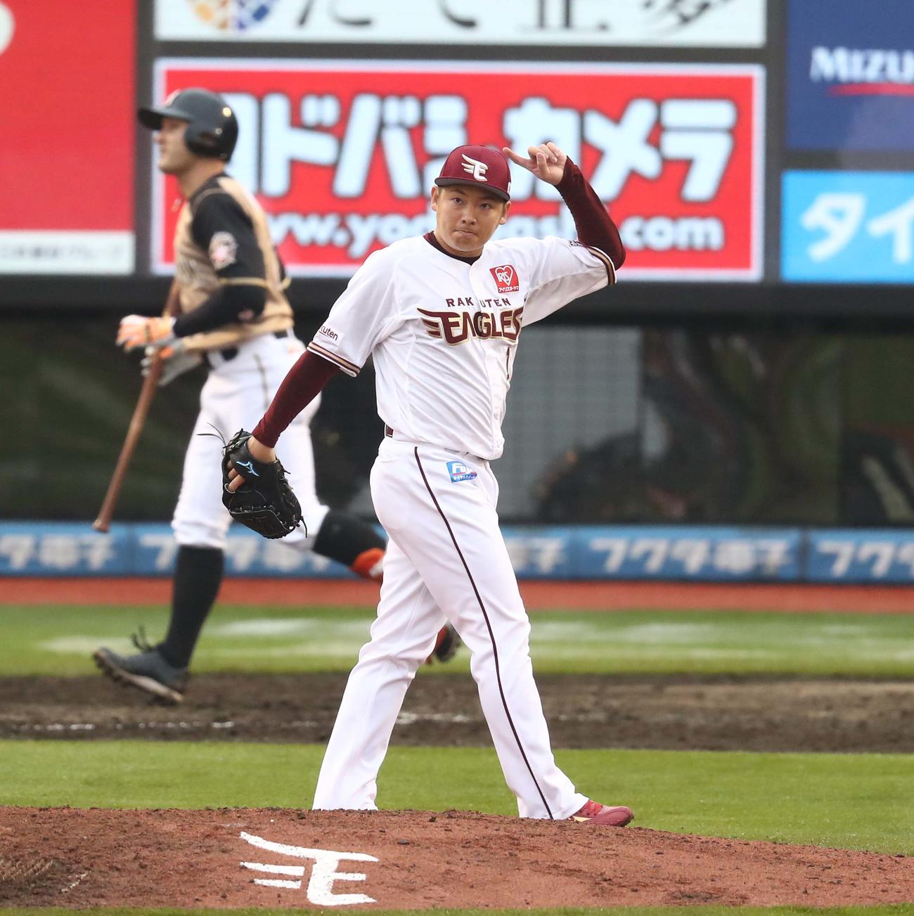 楽天対日本ハム　9回表、杉谷を三振にとりポーズをとる松井（撮影・黒川智章）