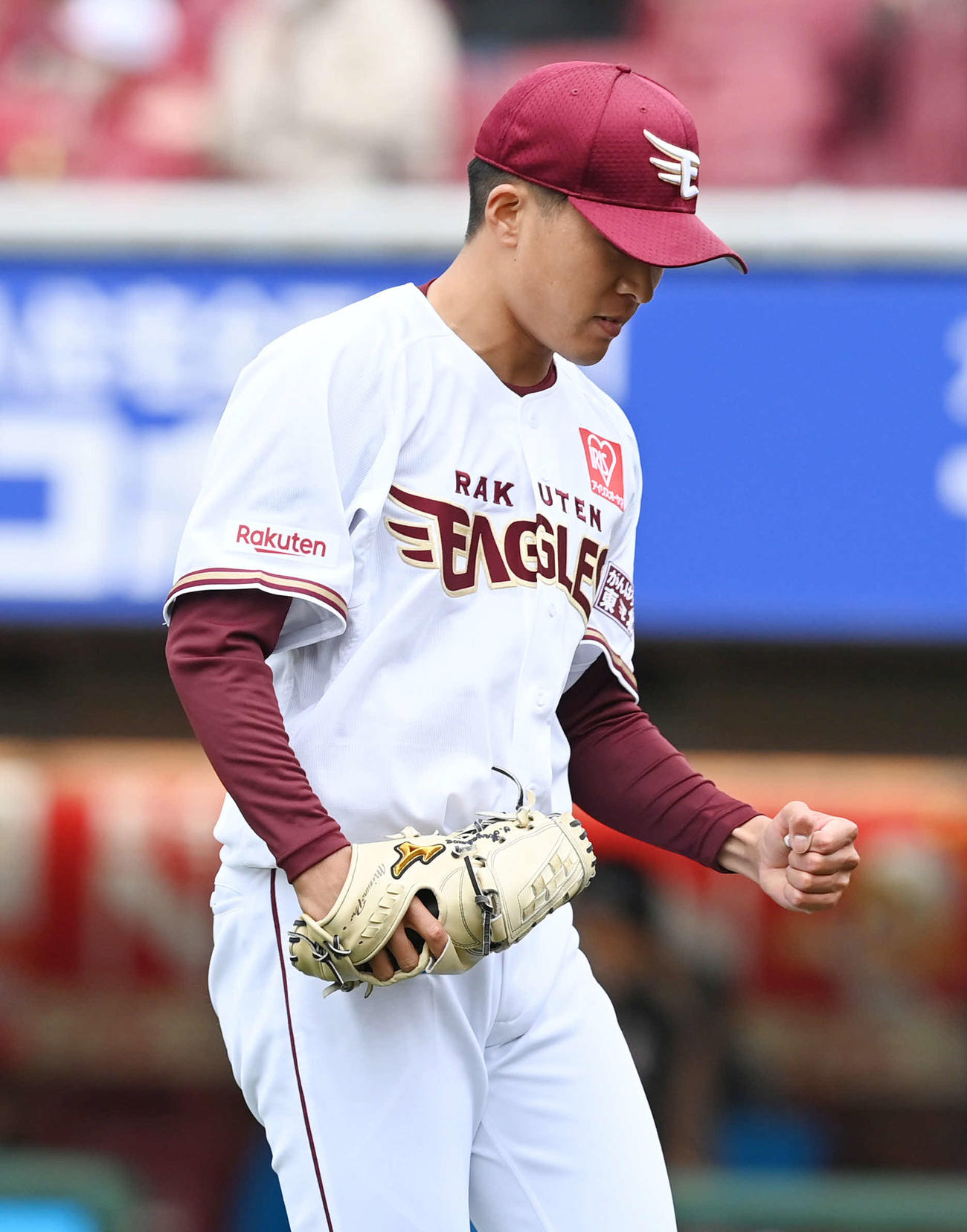 楽天対日本ハム　4回表日本ハム2死満塁、早川は樋口を三ゴロに仕留めてガッツポーズ（撮影・山崎安昭）