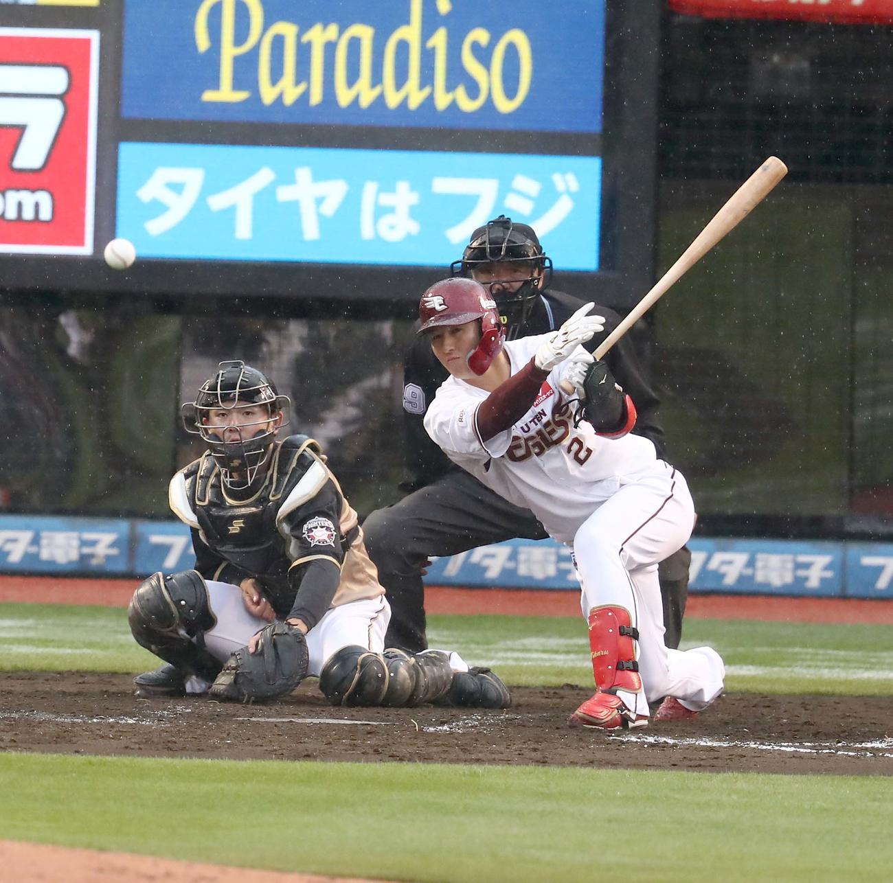 楽天対日本ハム　4回裏楽天1死満塁、中前2点適時打を放つ太田（撮影・黒川智章）