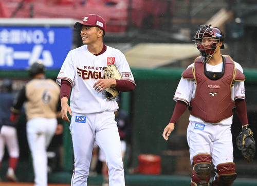 楽天対日本ハム 6回表日本ハム2死満塁、樋口に三ゴロを打たせて切り抜けた早川は笑顔でベンチに戻る。捕手太田(撮影・山崎安昭)