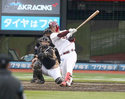 楽天対日本ハム 8回裏楽天1死、右越え本塁打を放つ太田(撮影・黒川智章)