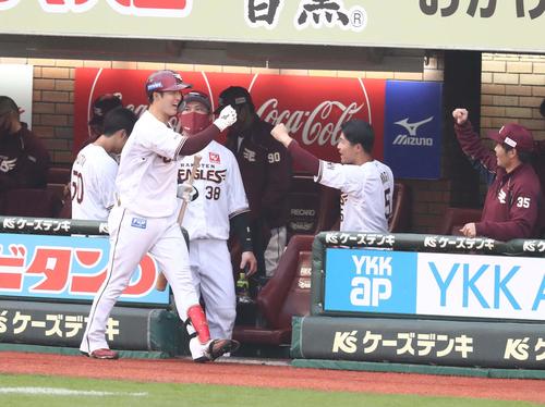 楽天対日本ハム 8回裏、本塁打を放った太田を出迎えるナイン(撮影・黒川智章)