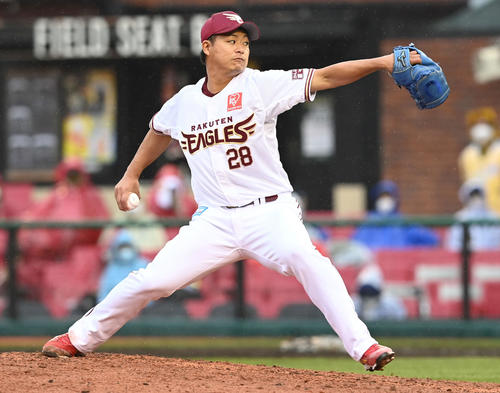 楽天対日本ハム 楽天2番手で登板する酒居(撮影・山崎安昭)