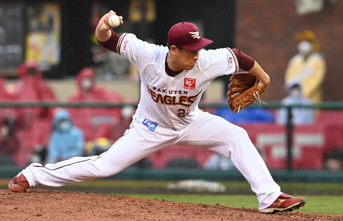 楽天対日本ハム 楽天3番手で登板する牧田(撮影・山崎安昭)