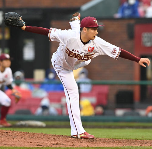 楽天対日本ハム 楽天4番手で登板する松井(撮影・山崎安昭)