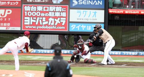 楽天対日本ハム 2回表日本ハム無死、三振に終わる中田(撮影・黒川智章)
