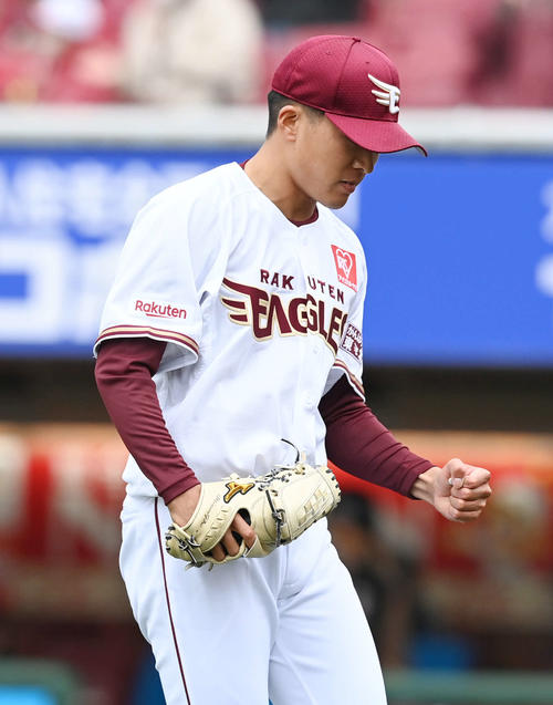 楽天対日本ハム 4回表日本ハム2死満塁、早川は樋口を三ゴロに仕留めてガッツポーズ(撮影・山崎安昭)