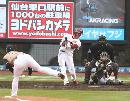 楽天対日本ハム 4回裏楽天1死一、二塁、右越え適時二塁打を放つ辰己(撮影・黒川智章)