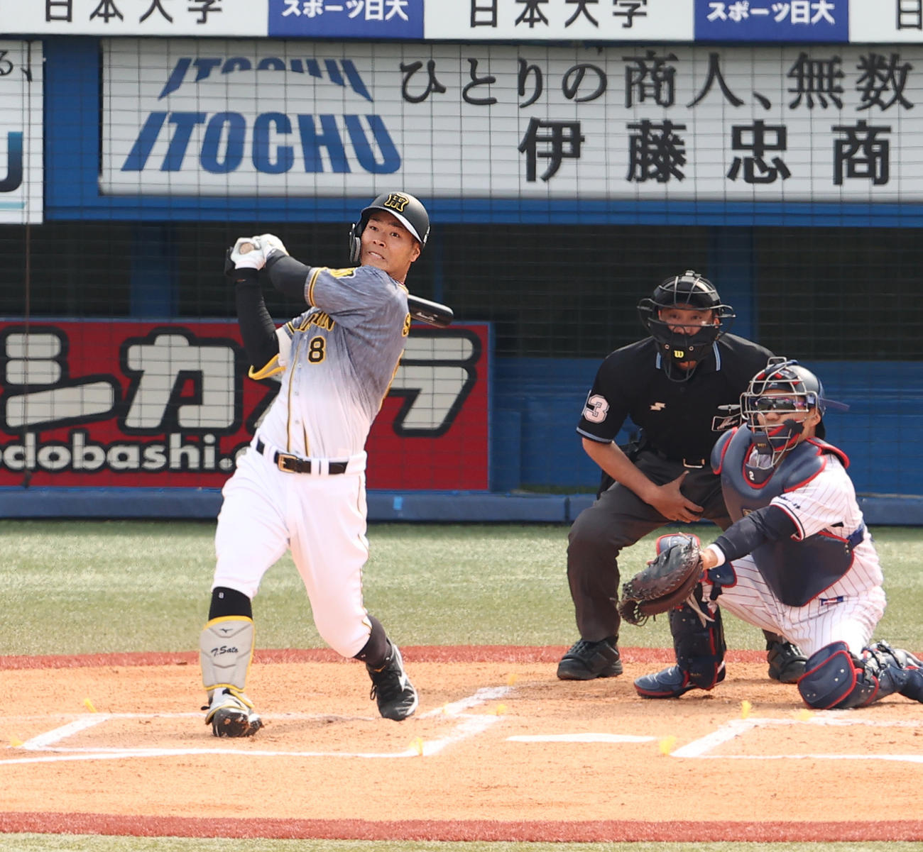 1回表阪神2死三塁、中越えに初本塁打を放つ佐藤輝（2021年3月27日撮影）