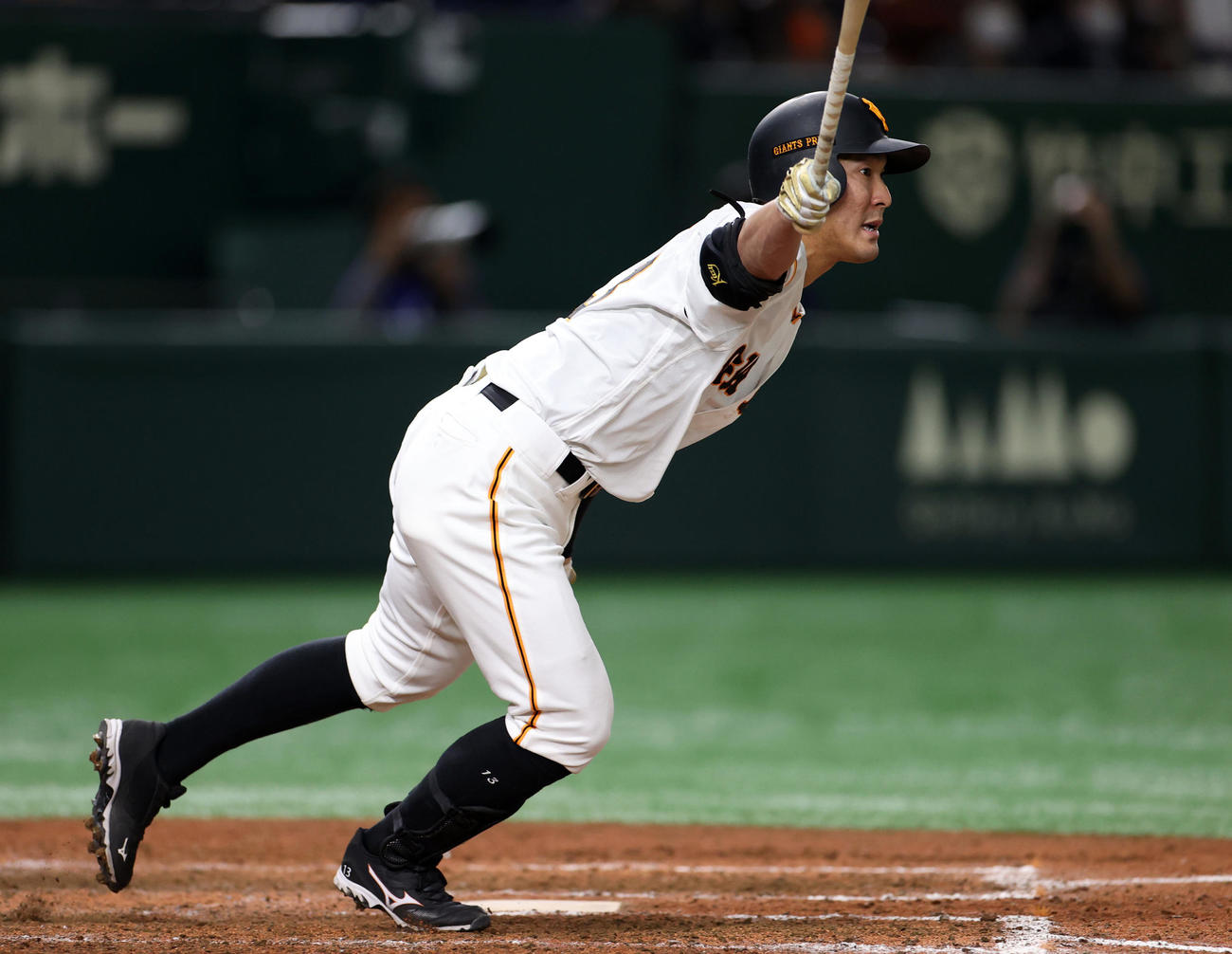 巨人対DeNA　8回裏巨人2死一、二塁、適時打を放つ梶谷（撮影・狩俣裕三）