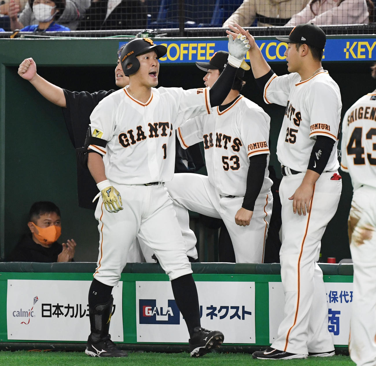 巨人対DeNA　8回裏を終えナインとタッチを交わす巨人梶谷（左）（撮影・横山健太）