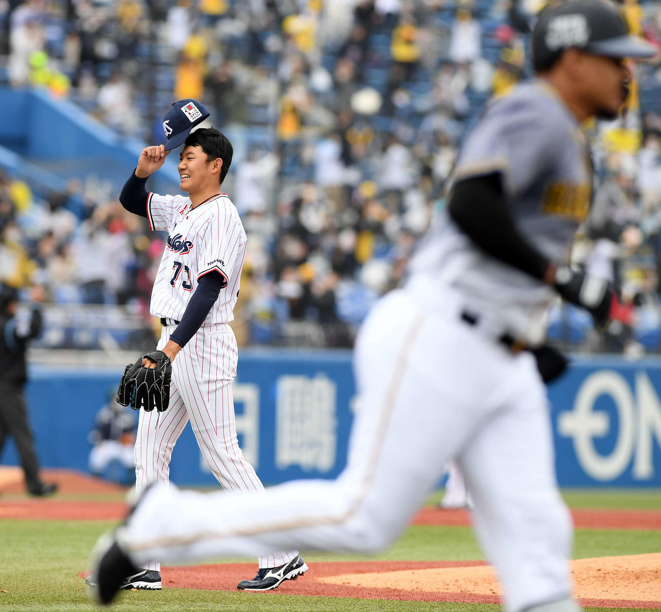 ヤクルト対阪神　3回表阪神2死、マルテにソロ本塁打を許し苦笑いを浮かべる奥川（撮影・ たえ 見朱実）