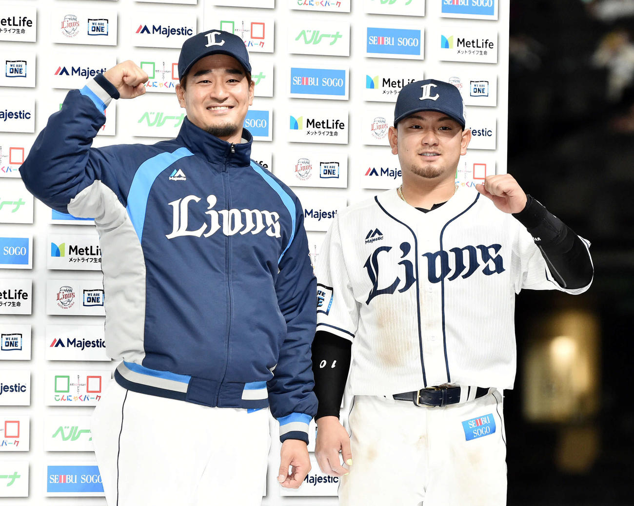 西武対オリックス　試合後、お立ち台でポーズを決める西武平井（左）と森（撮影・滝沢徹郎）
