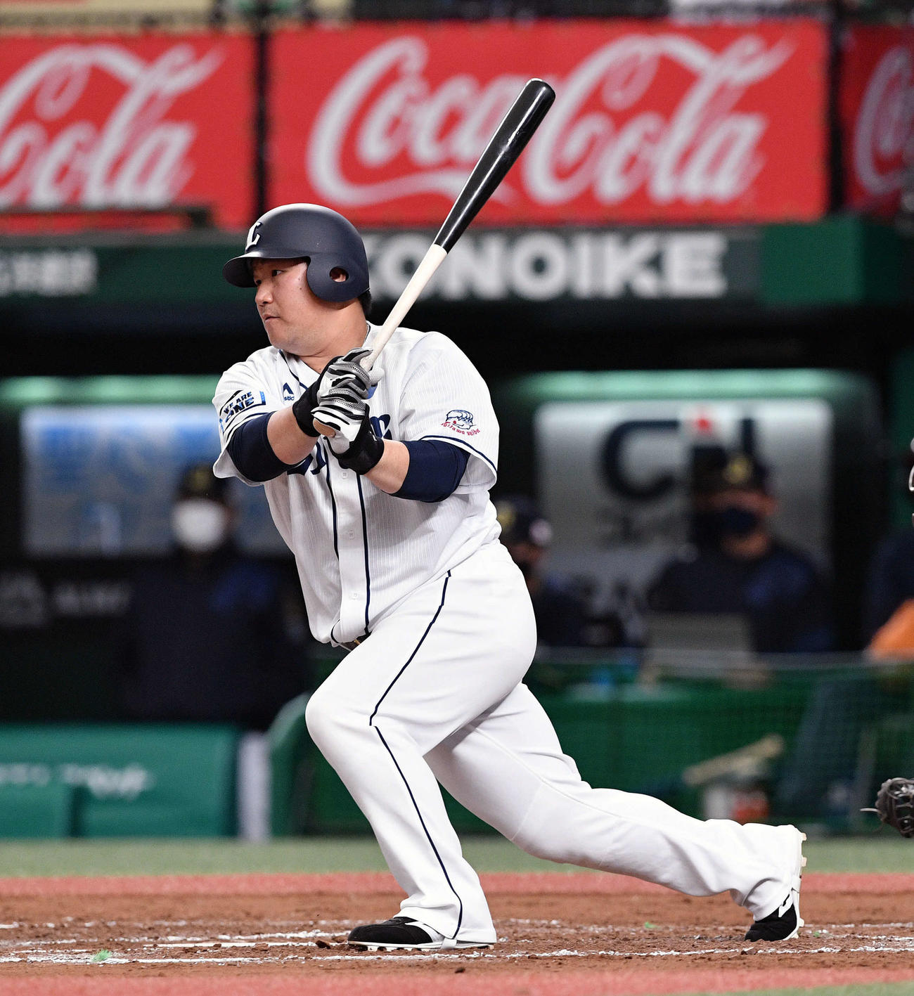 西武対オリックス　6回裏西武2死二、三塁、中村は中前2点適時打を放つ（撮影・滝沢徹郎）