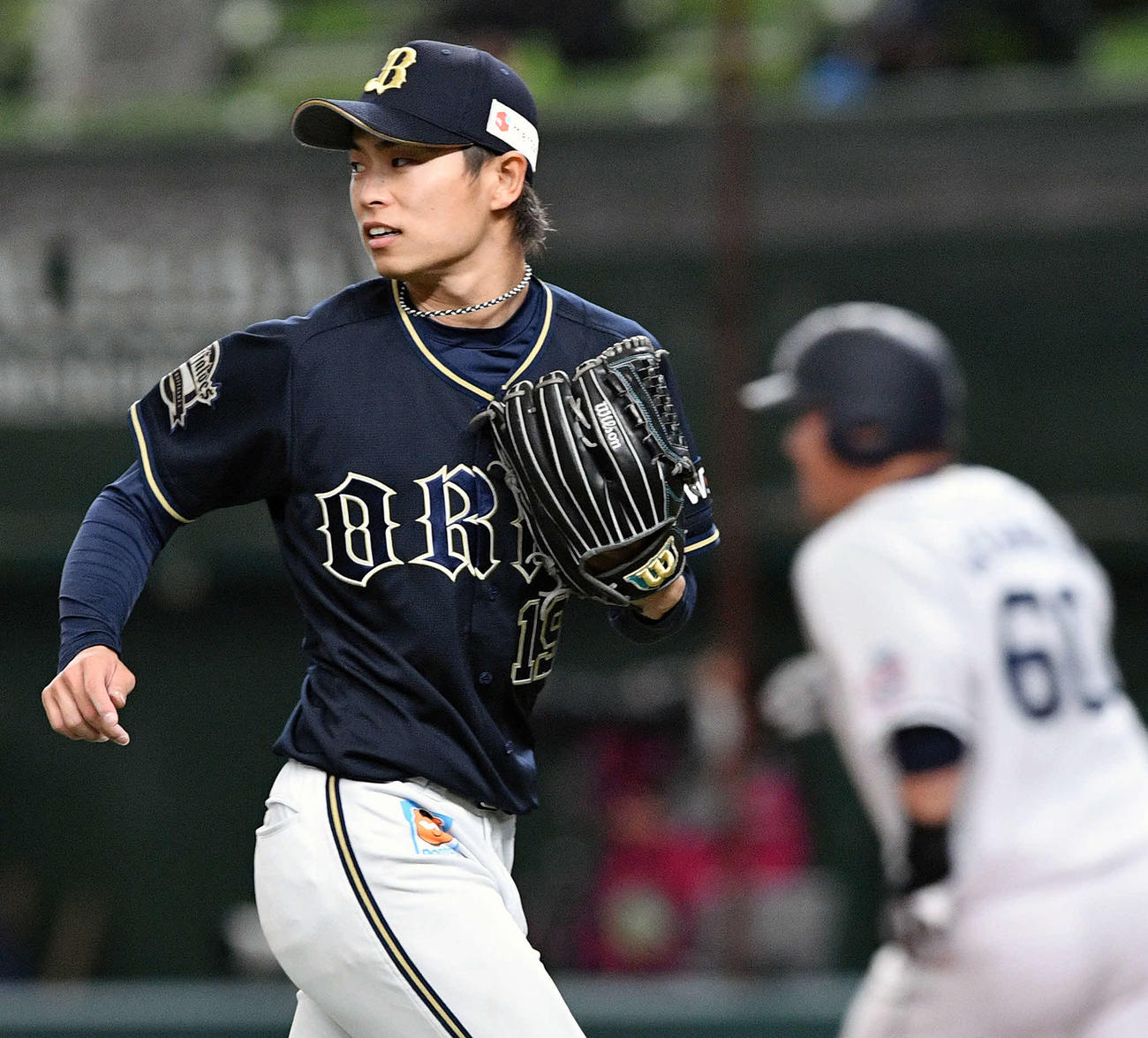 西武対オリックス　6回裏西武2死二、三塁、中村（奥）に2点適時打を浴びる山岡（撮影・滝沢徹郎）