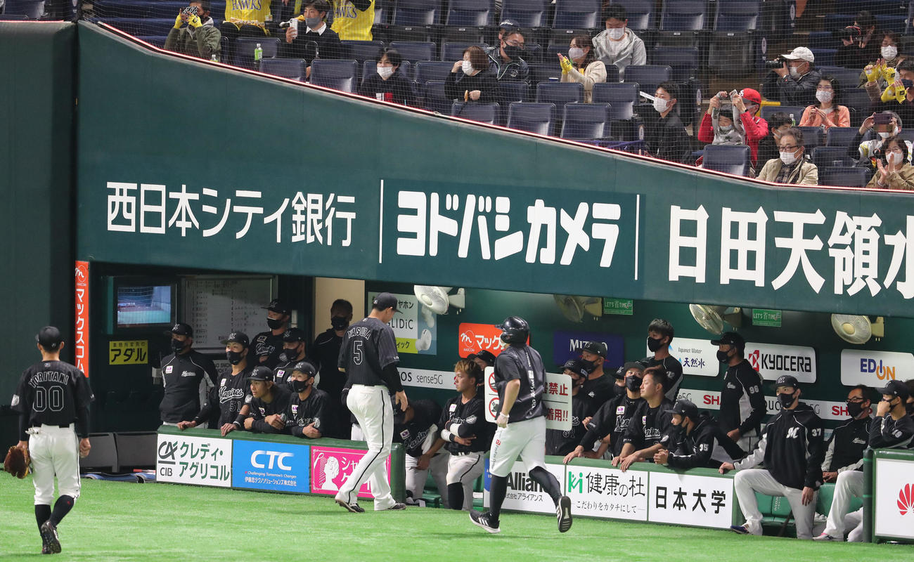 ソフトバンク対ロッテ　開幕3連敗のロッテ、元気のないロッテベンチ（撮影・梅根麻紀）
