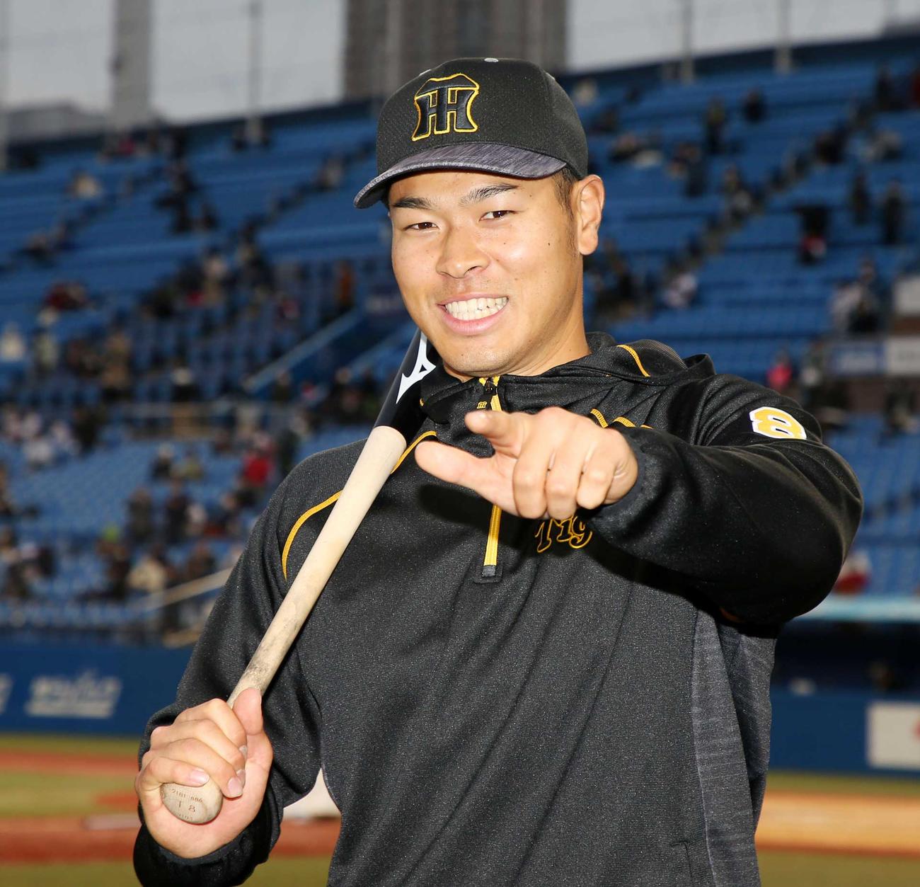ヤクルト対阪神　Zポーズを決め写真に納まるプロ初本塁打を放った佐藤輝（撮影・加藤哉）