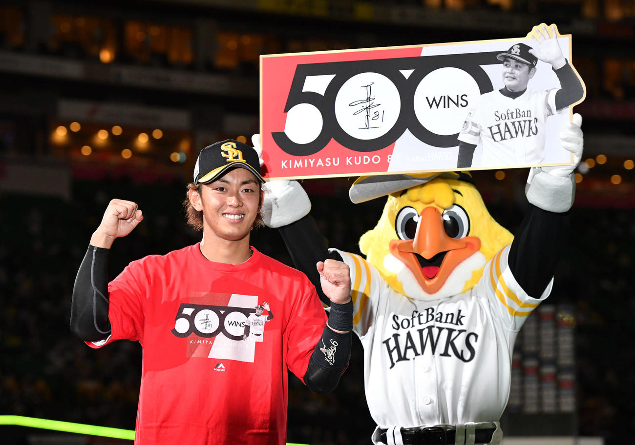 ソフトバンク対ロッテ　工藤監督通算500勝記念Tシャツを着てポーズをとる今宮（撮影・岩下翔太）