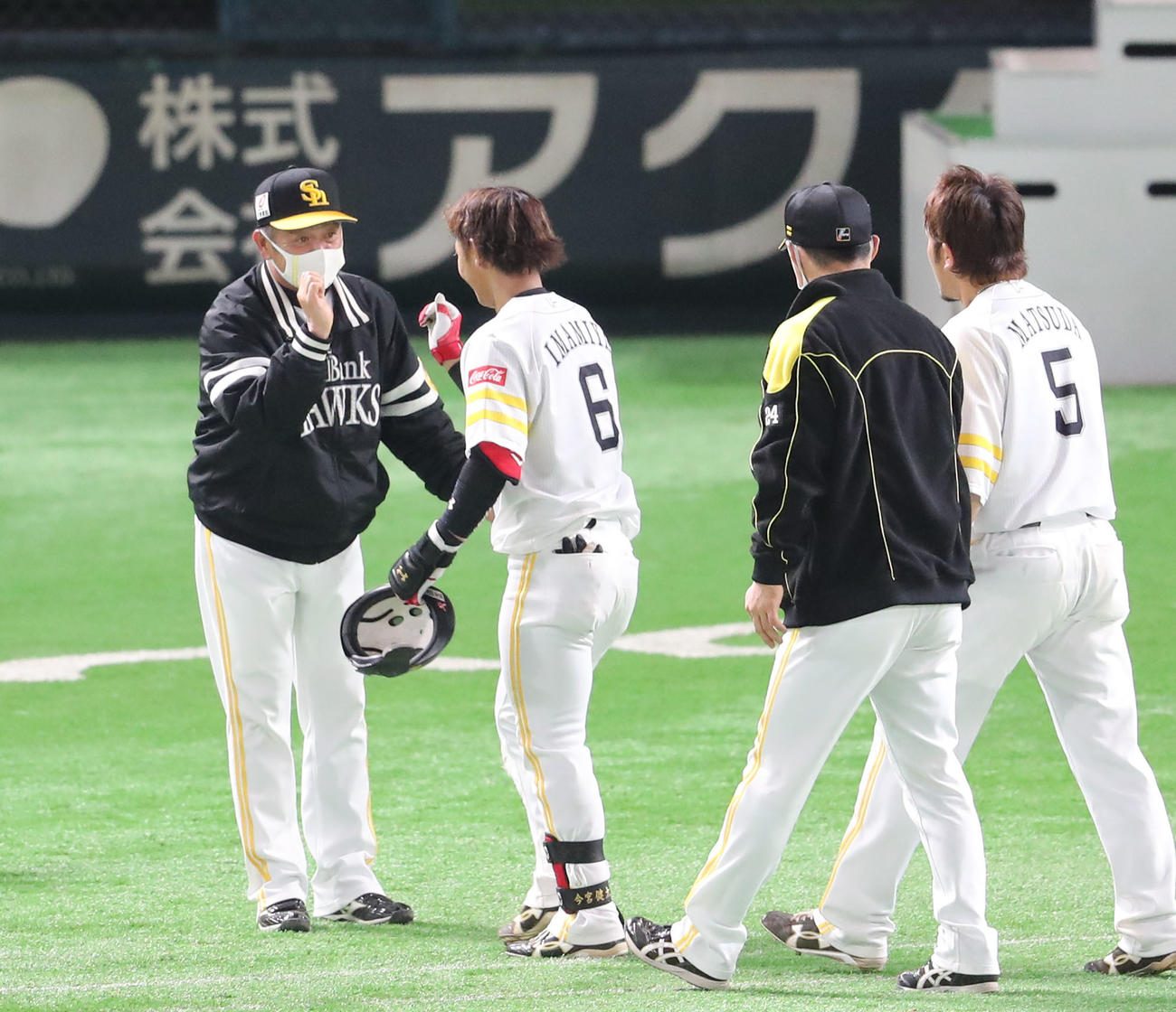 ソフトバンク対ロッテ　通算500勝を飾った工藤監督はサヨナラ打を放った今宮を出迎える（撮影・梅根麻紀）