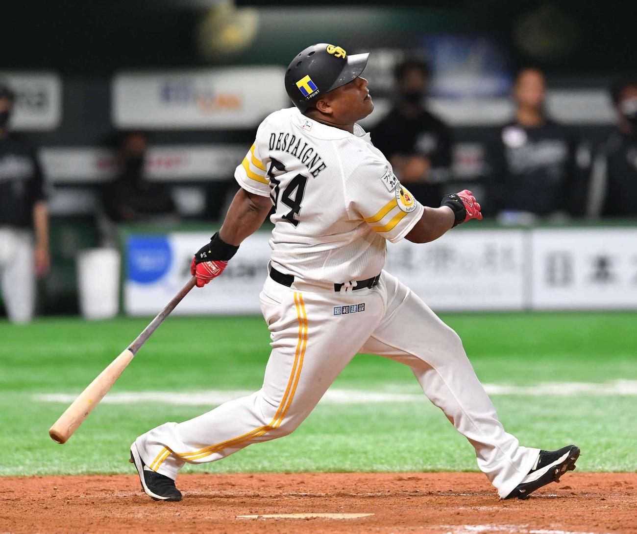 8回裏、デスパイネは右前へ同点適時打を放つ（撮影・岩下翔太）