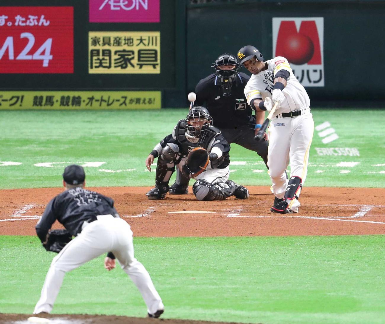 6回裏、グラシアルは中前適時打を放つ（撮影・梅根麻紀）