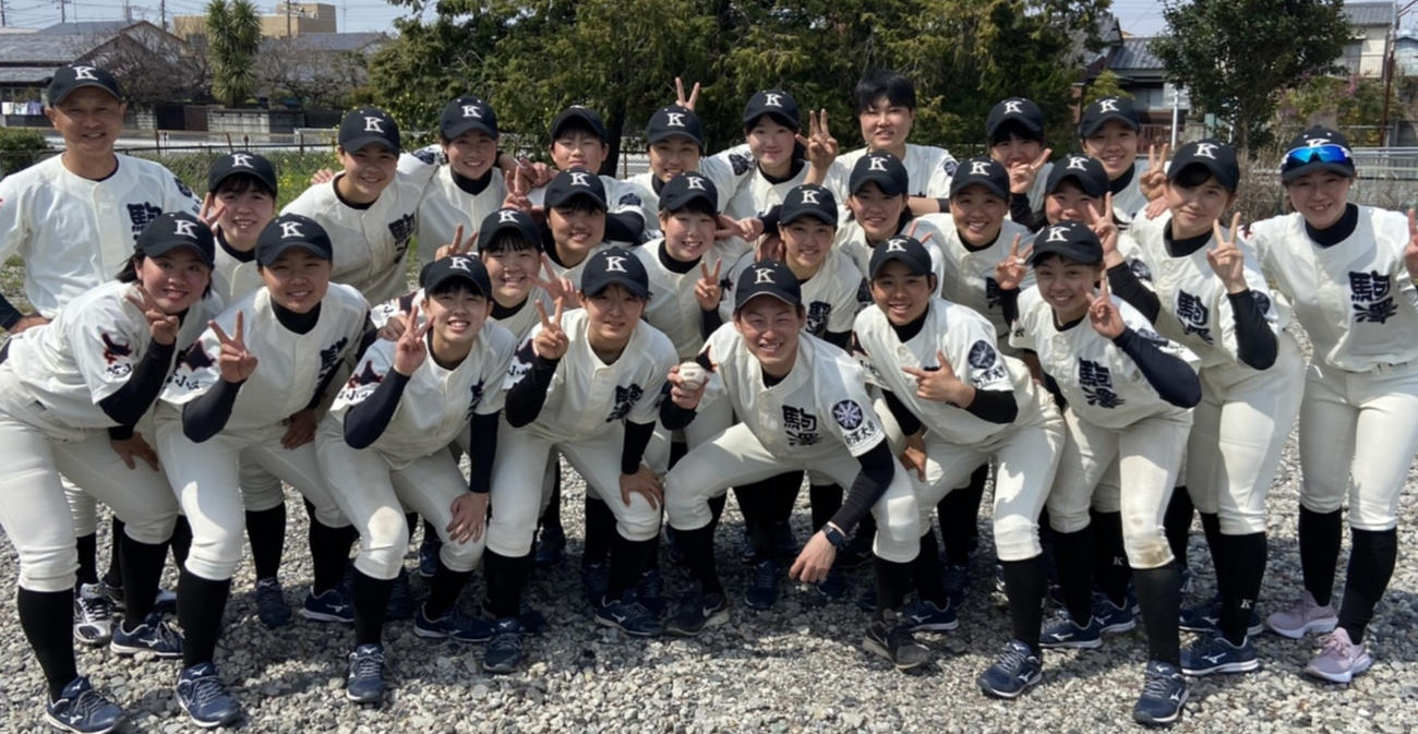 公式戦初陣勝利を挙げ喜ぶ駒大苫小牧の選手、スタッフたち（駒大苫小牧高提供）