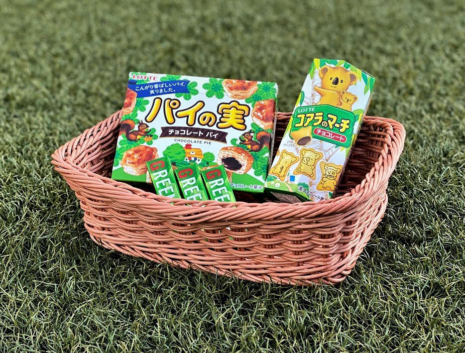 ロッテは30日の本拠地開幕戦でロッテのお菓子を来場者にプレゼント（球団提供）