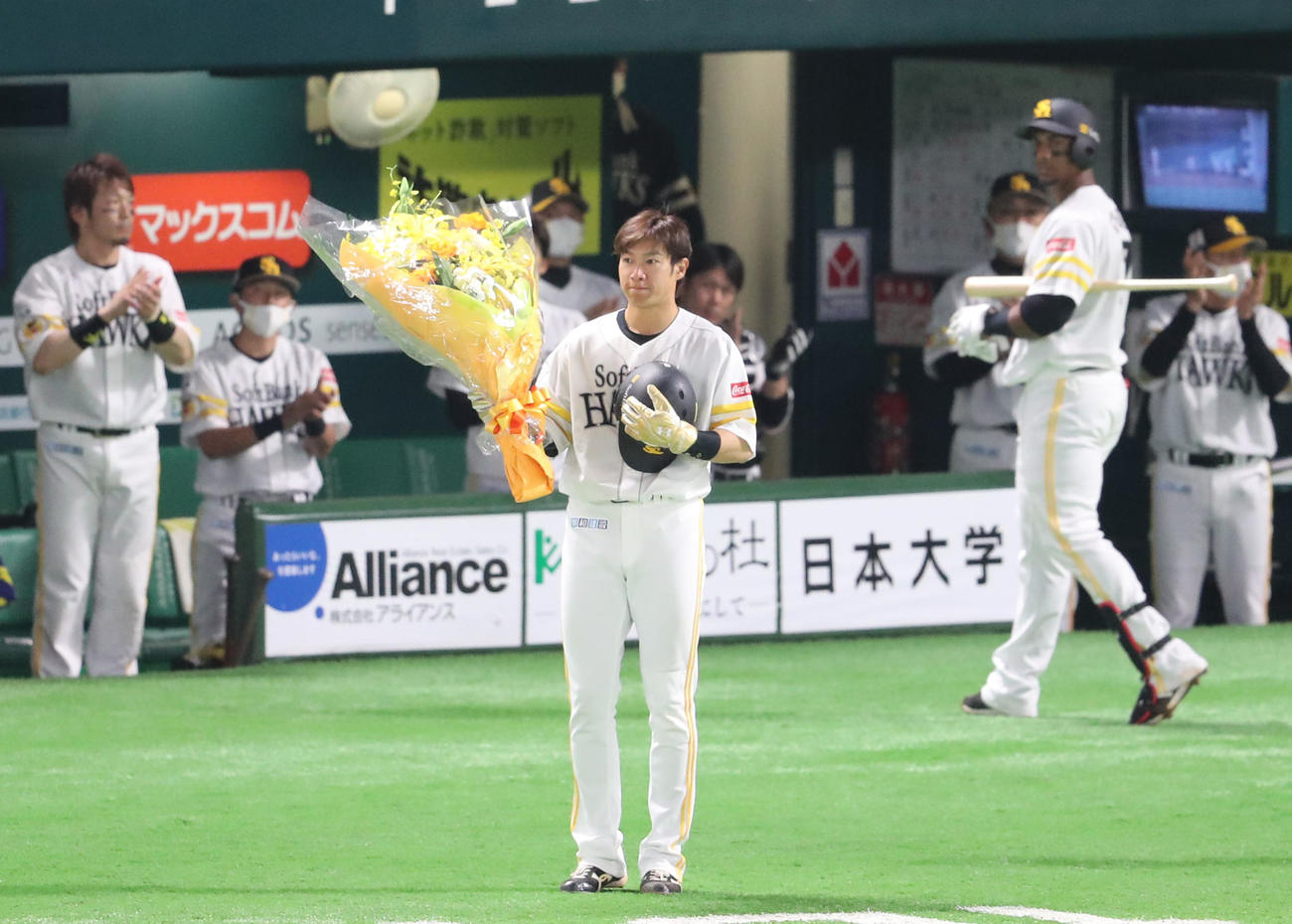 公式戦通算1000試合出場となった柳田悠岐は花束を手にあいさつ（撮影・梅根麻紀）