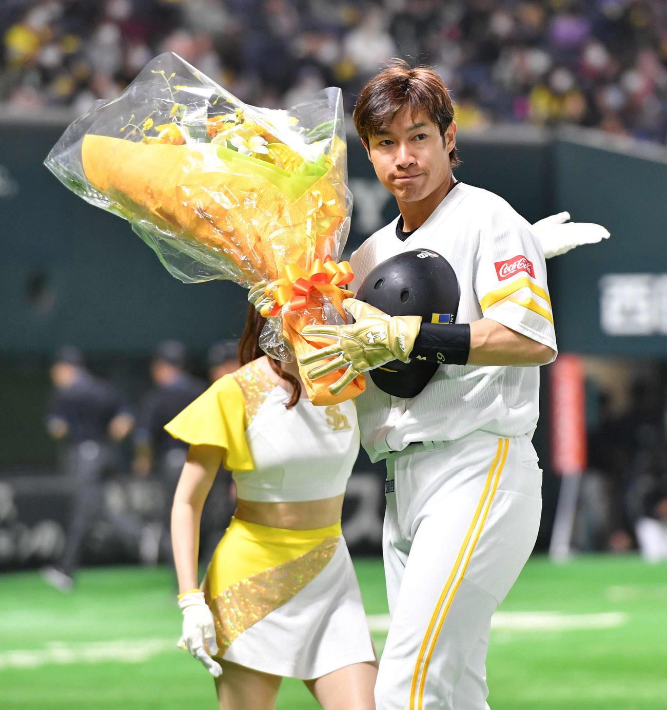 5回裏終了で通算1000試合出場を達成した柳田は花束を贈呈される（撮影・岩下翔太）