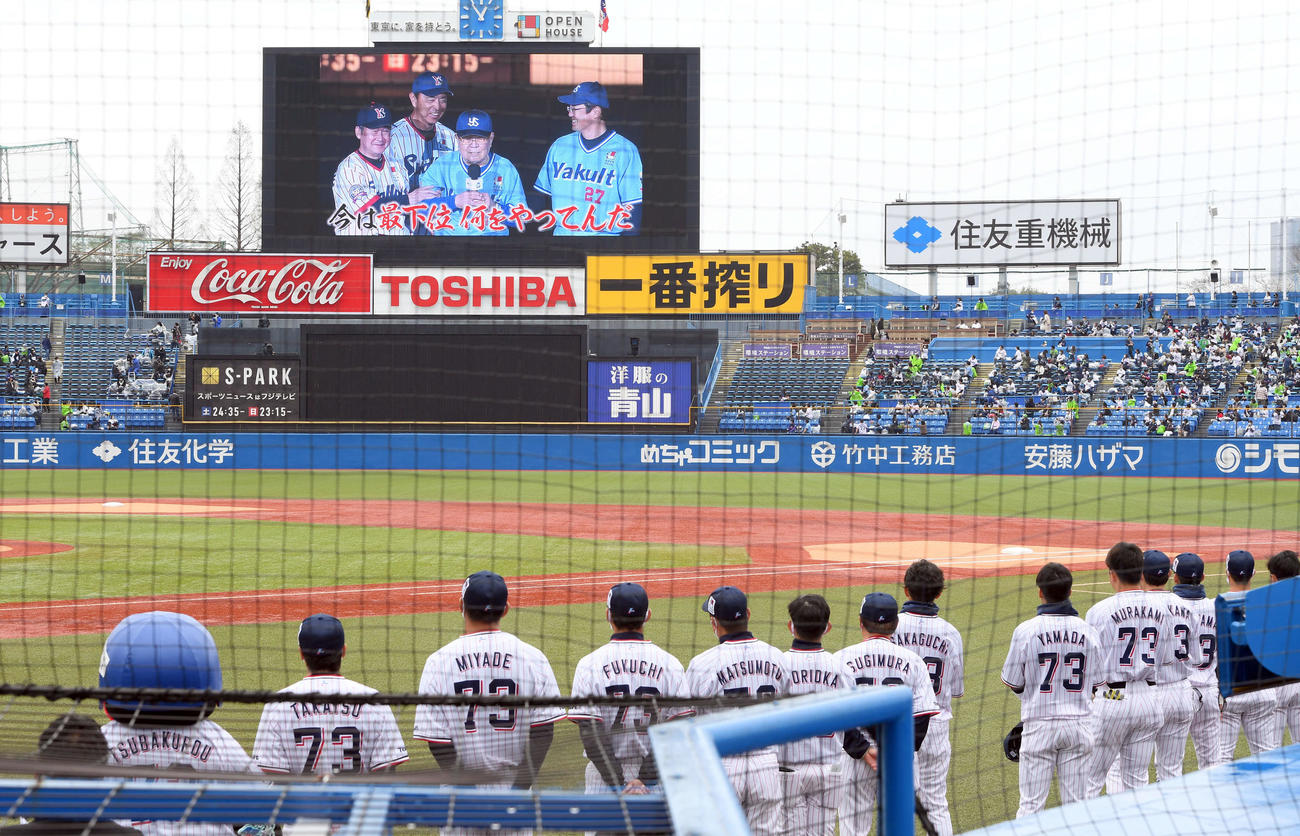 ヤクルト対阪神　「野村克也氏追悼試合」で背番号「73」を付けて試合に臨んだ選手たち（撮影・ たえ 見朱実）