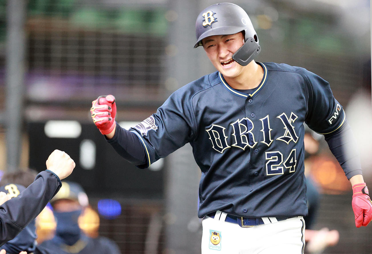 西武対オリックス　7回表オリックス無死、紅林は左越えソロ本塁打を放ち笑顔でナインとグータッチ（撮影・浅見桂子）