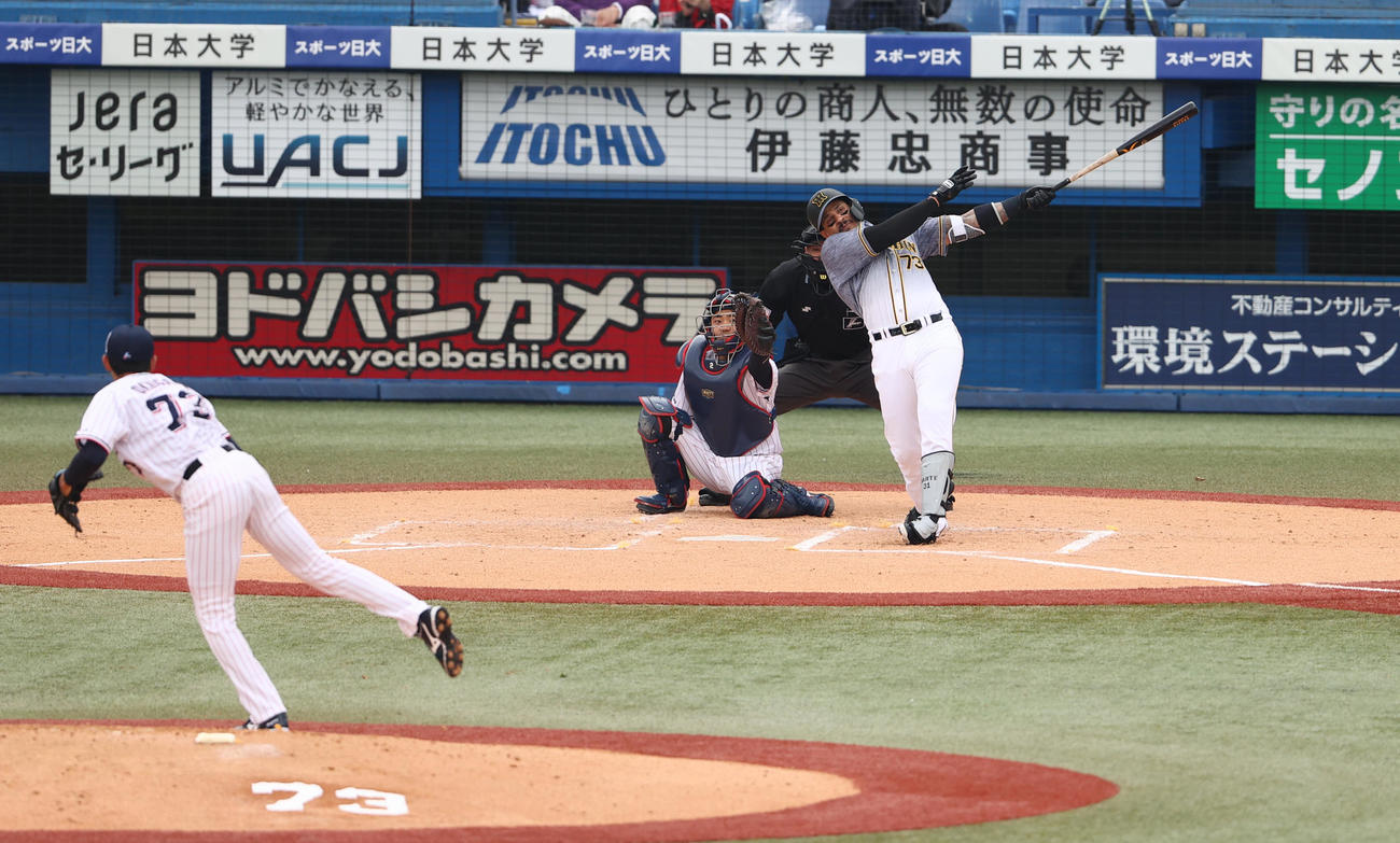 ヤクルト対阪神　3回表阪神2死、奥川から左越え本塁打を放つマルテ（撮影・野上伸悟）
