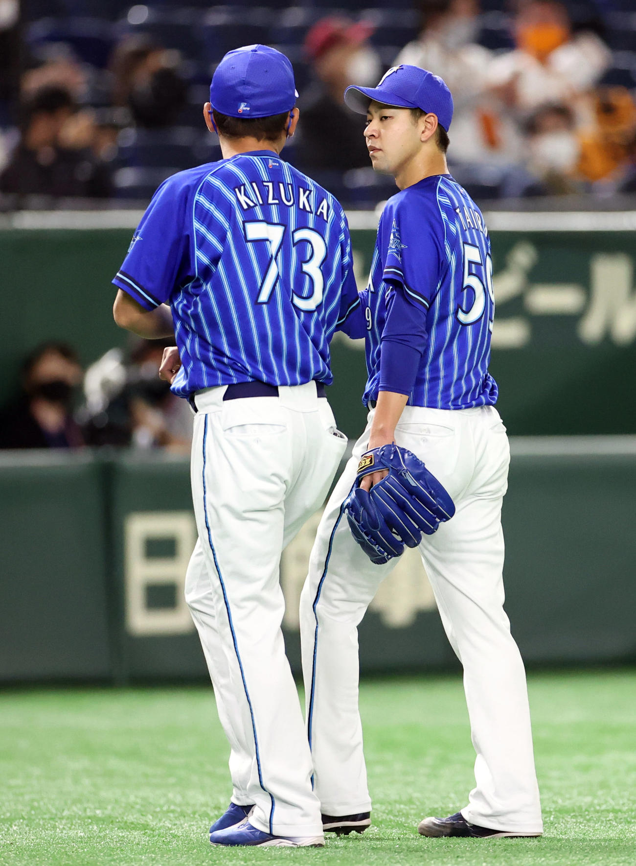巨人対DeNA　6回裏巨人無死二塁、大城に二塁打を打たれた後、降板する平良（右）（撮影・狩俣裕三）