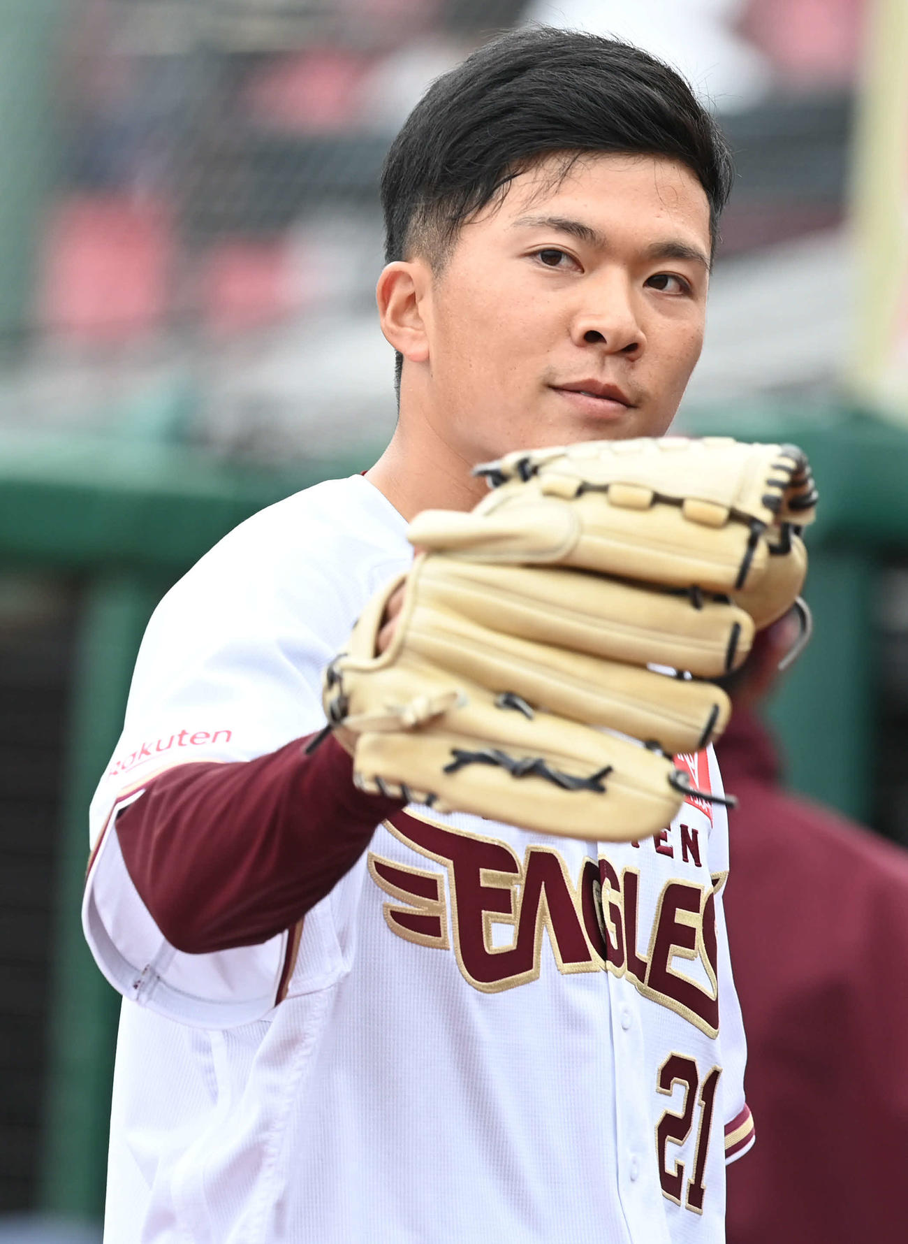 楽天対日本ハム　野手陣に感謝しながらベンチに戻る楽天早川（撮影・山崎安昭）