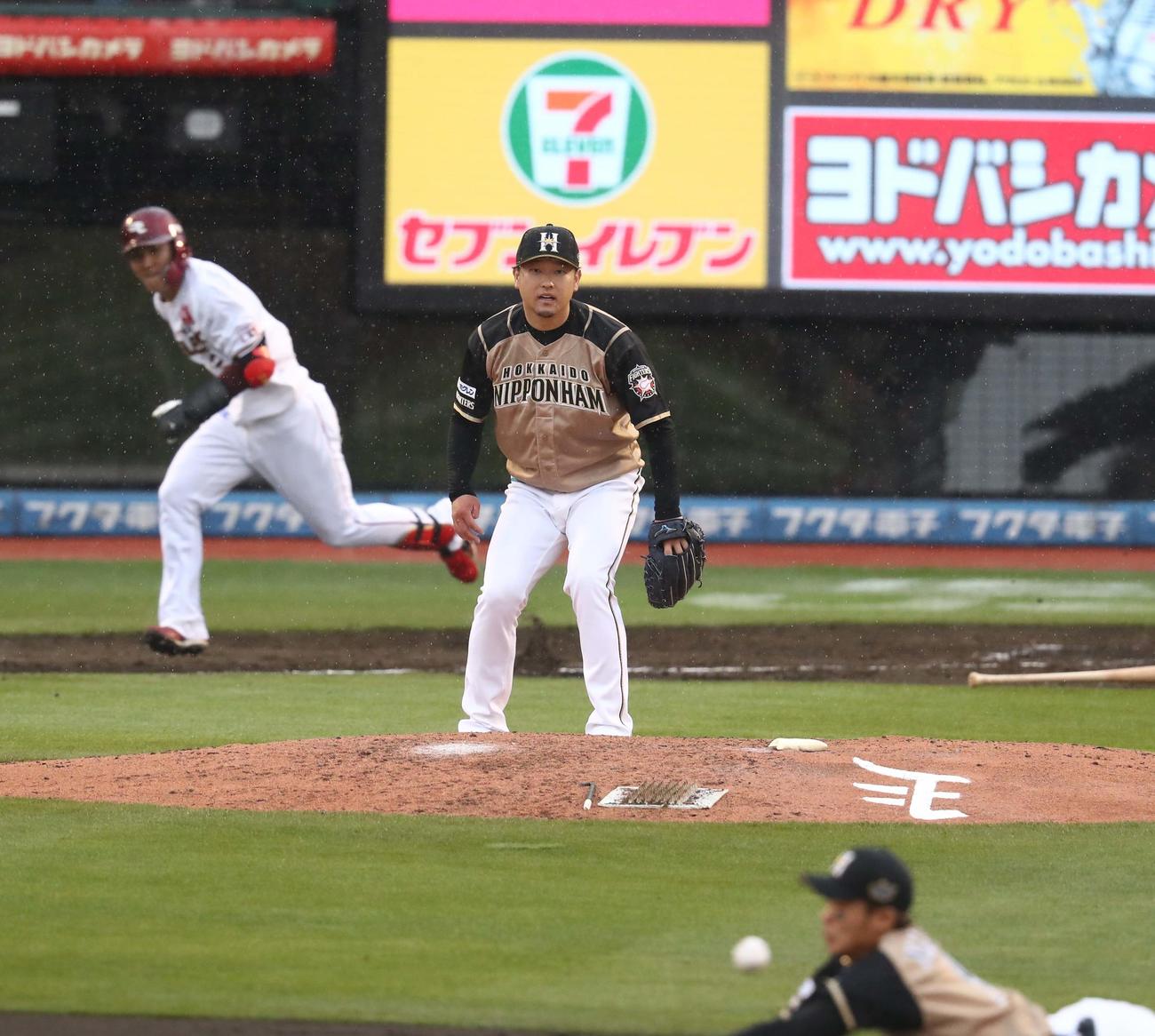 楽天対日本ハム　4回裏楽天1死満塁、太田に中前2点適時打を浴びる日本ハム池田（撮影・黒川智章）