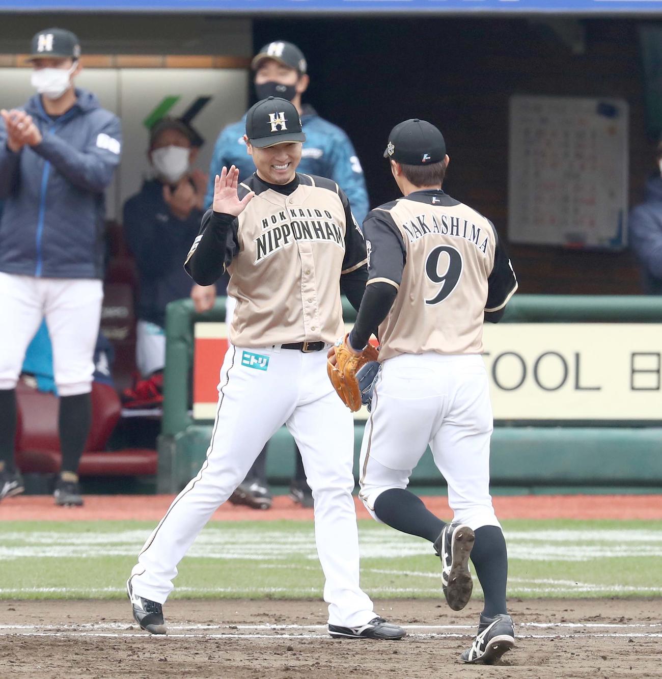 楽天対日本ハム　3回裏楽天1死一、二塁、島内を併殺にとり笑顔で日本ハム中島を出迎える池田（撮影・黒川智章）