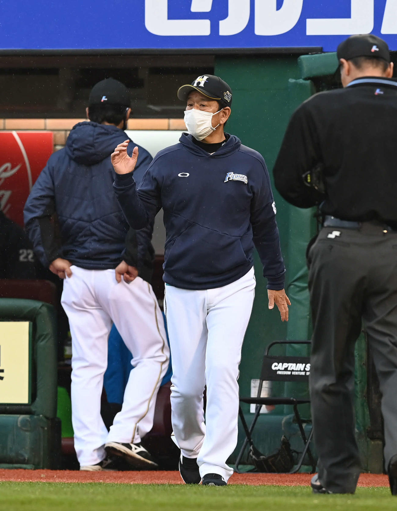 楽天対日本ハム　選手交代をしにベンチを出る日本ハム栗山監督（撮影・山崎安昭）