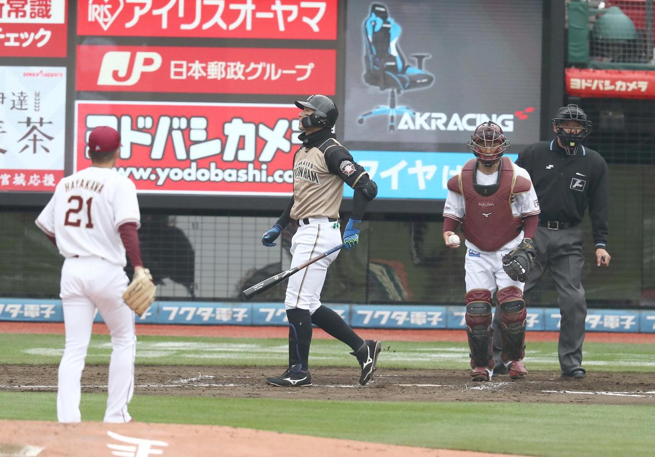 楽天対日本ハム　4回表日本ハム1死満塁、三振に終わる大田（撮影・黒川智章）