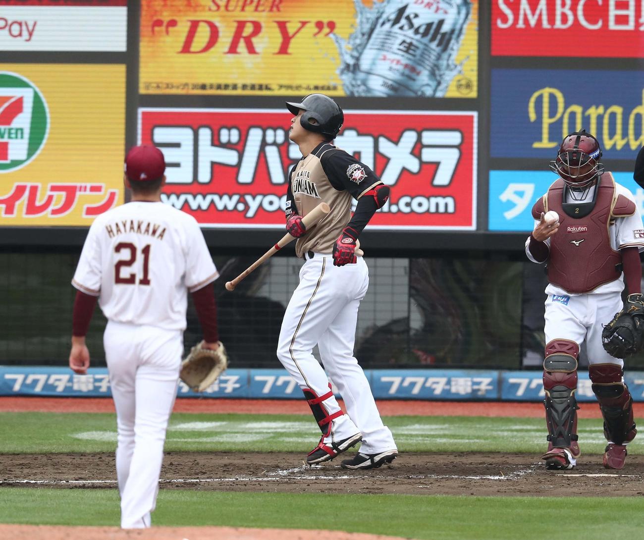 楽天対日本ハム　4回表日本ハム無死満塁、三振に終わる野村（撮影・黒川智章）