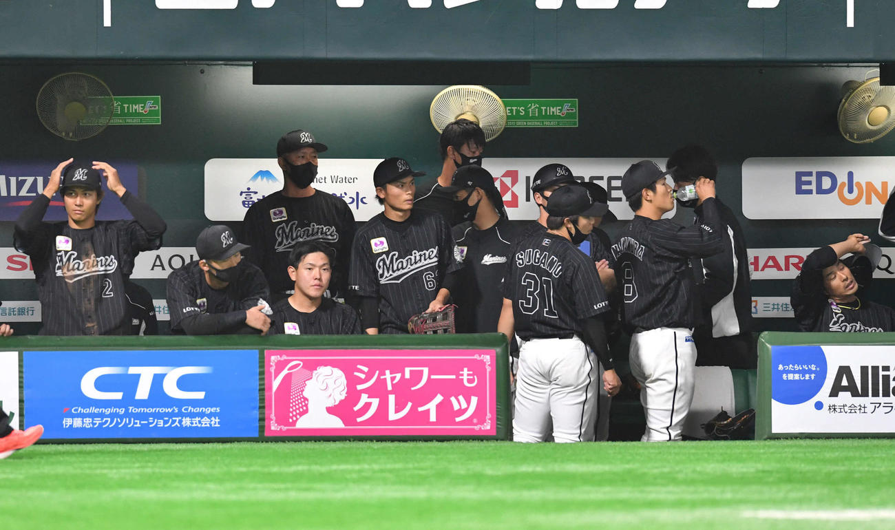 ソフトバンク対ロッテ　9回裏ソフトバンク2死満塁、川島に逆転サヨナラ2点適時打を打たれ、ベンチで肩を落とすロッテナイン（撮影・岩下翔太）