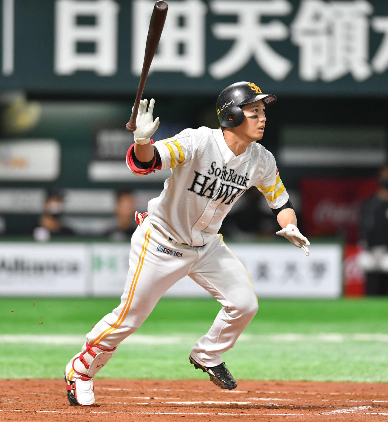 ソフトバンク対ロッテ　2回裏ソフトバンク2死一塁、栗原は右越え先制2点本塁打を放つ（撮影・岩下翔太）