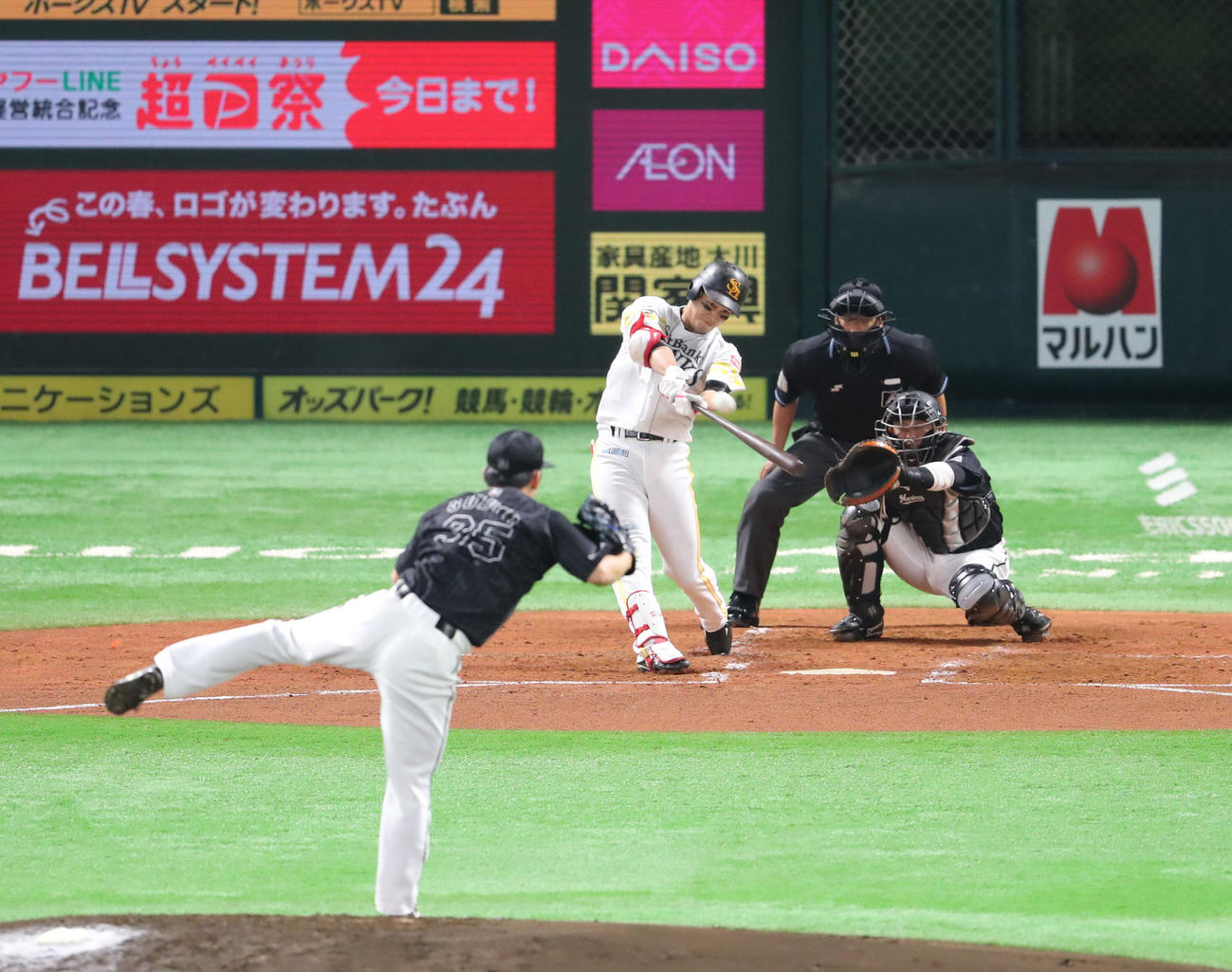 ソフトバンク対ロッテ　2回裏ソフトバンク2死一塁、栗原陵矢は右越えに先制2点本塁打を放つ（撮影・梅根麻紀）