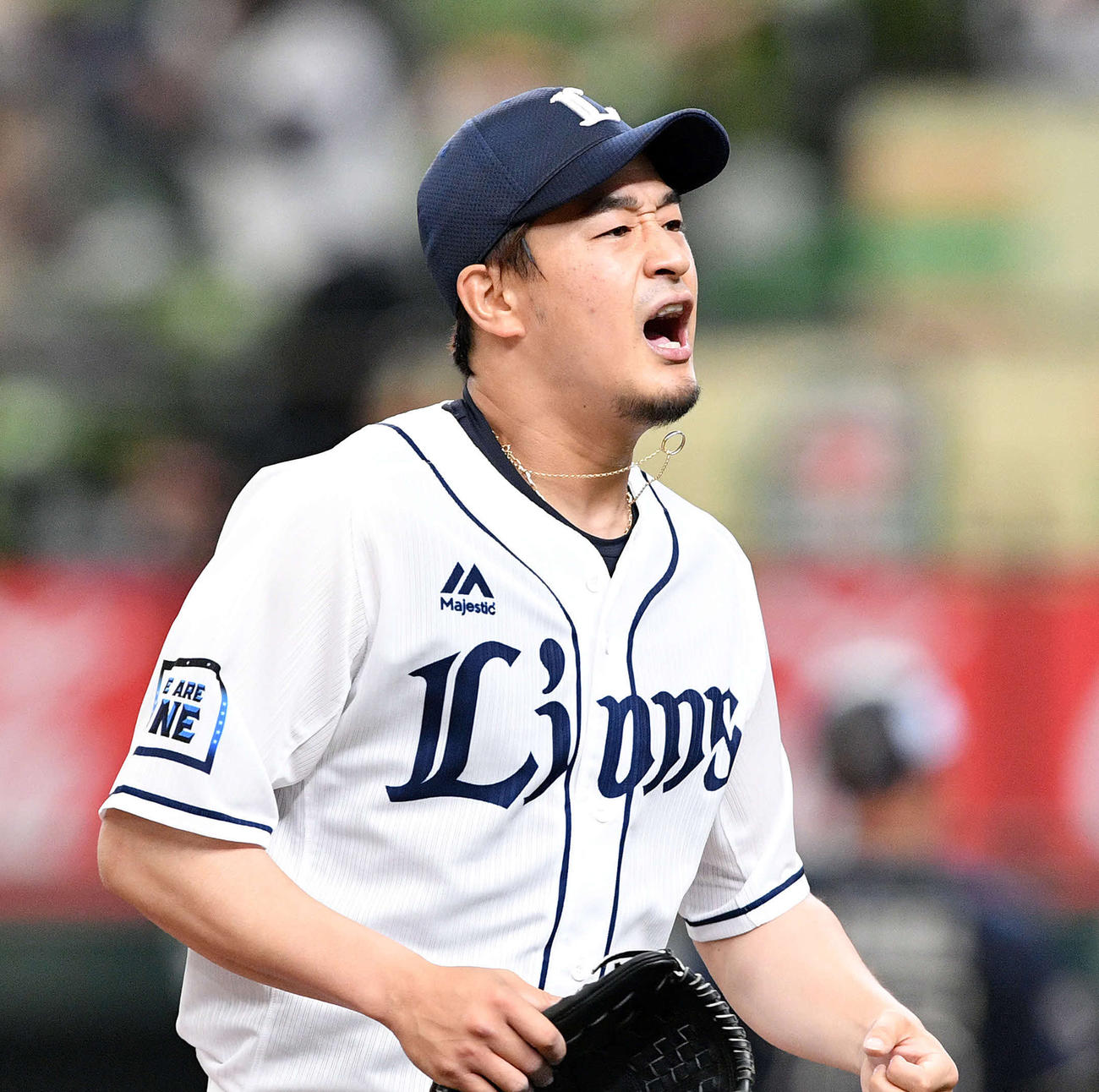 6回を投げ終え気合の入った表情で引き揚げる西武先発の平井（撮影・滝沢徹郎）